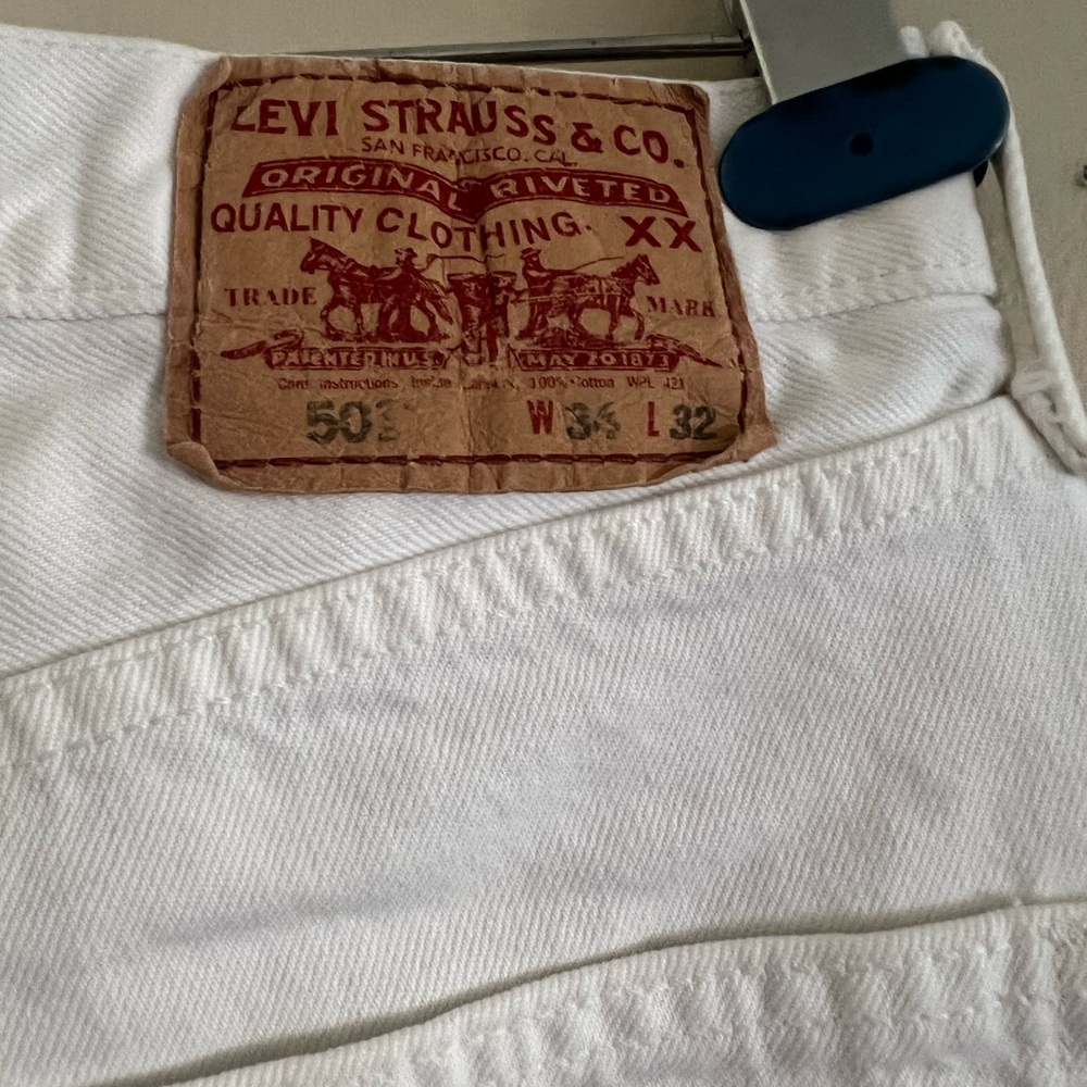 White Levi’s Jeans